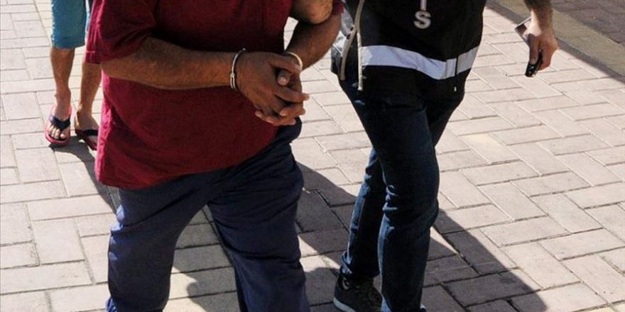 Kaldırımdaki ağacı kıran kişiye gözaltı