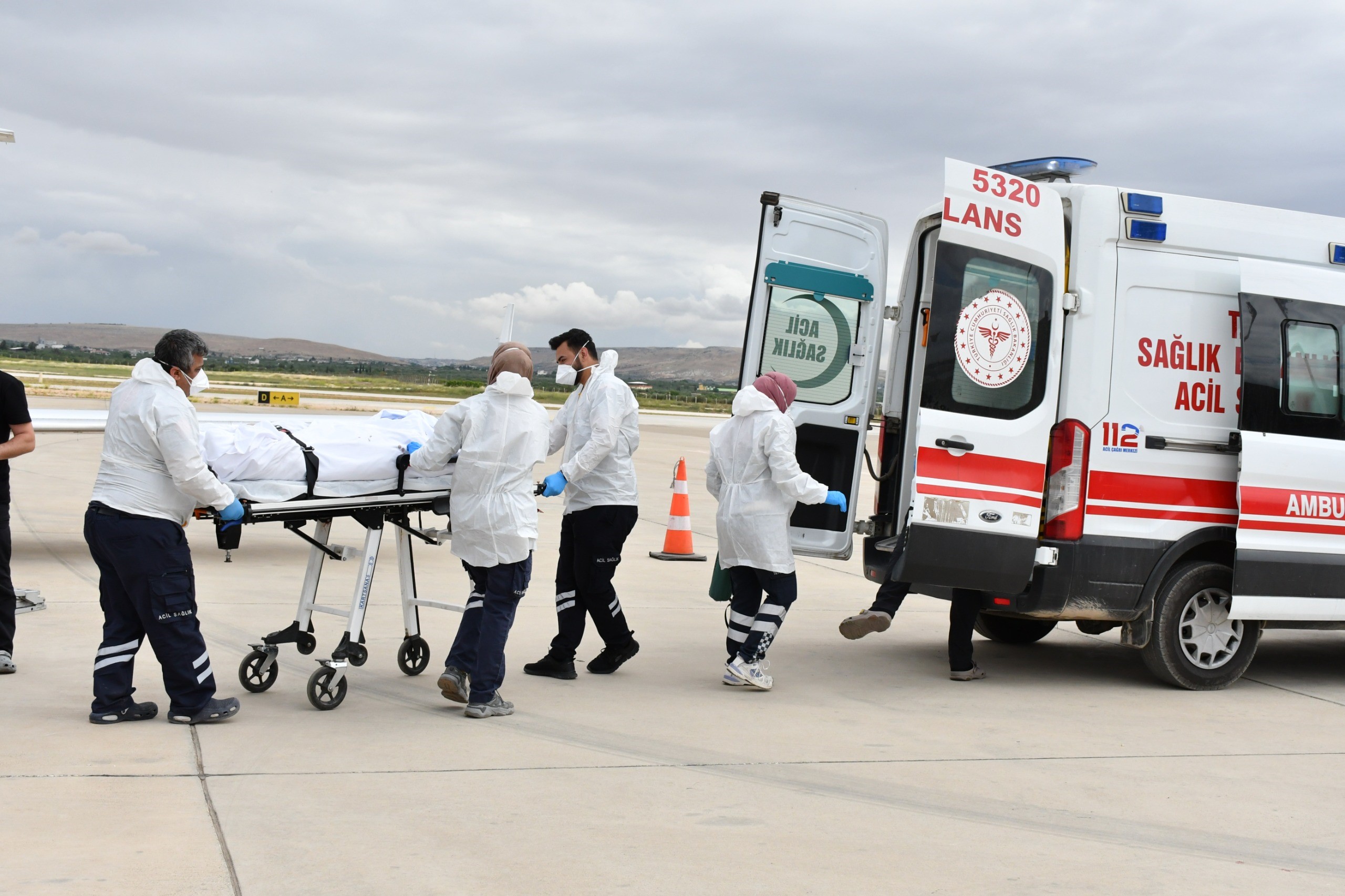 Rahatsızlanan yaşlı vatandaş ambulans uçakla hastaneye kaldırıldı