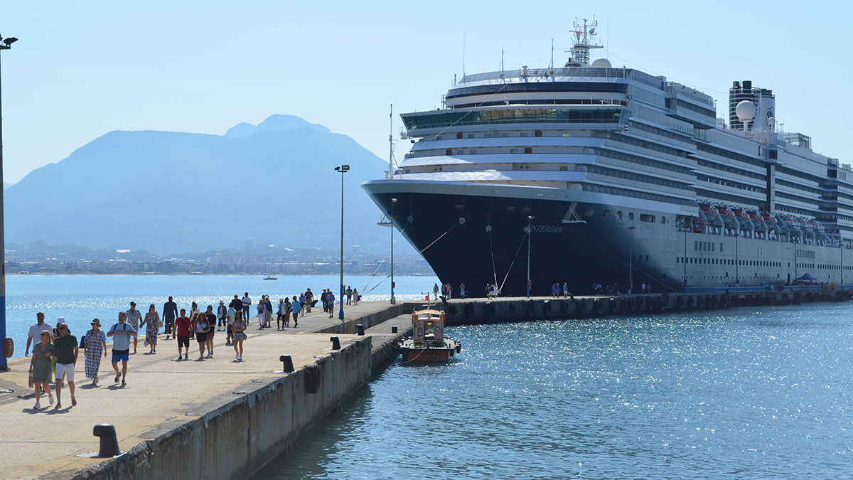 Dev kruvaziyer gemisi Alanya'da