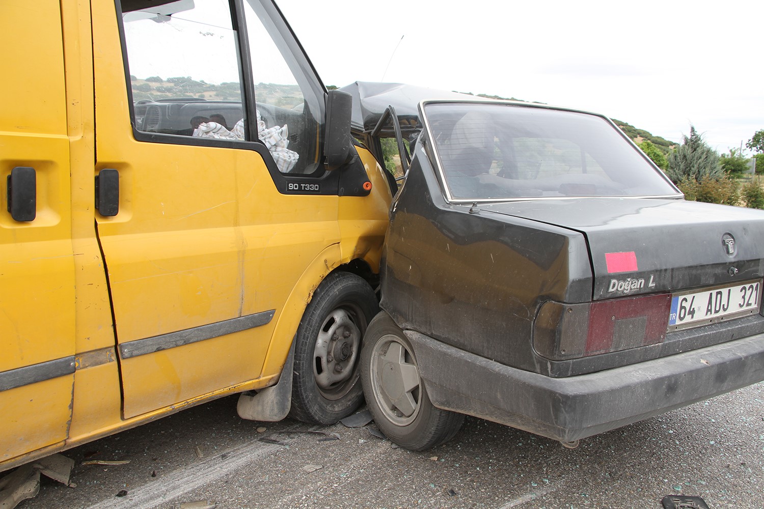 Transit ile otomobil çarpıştı: 1 ağır yaralı