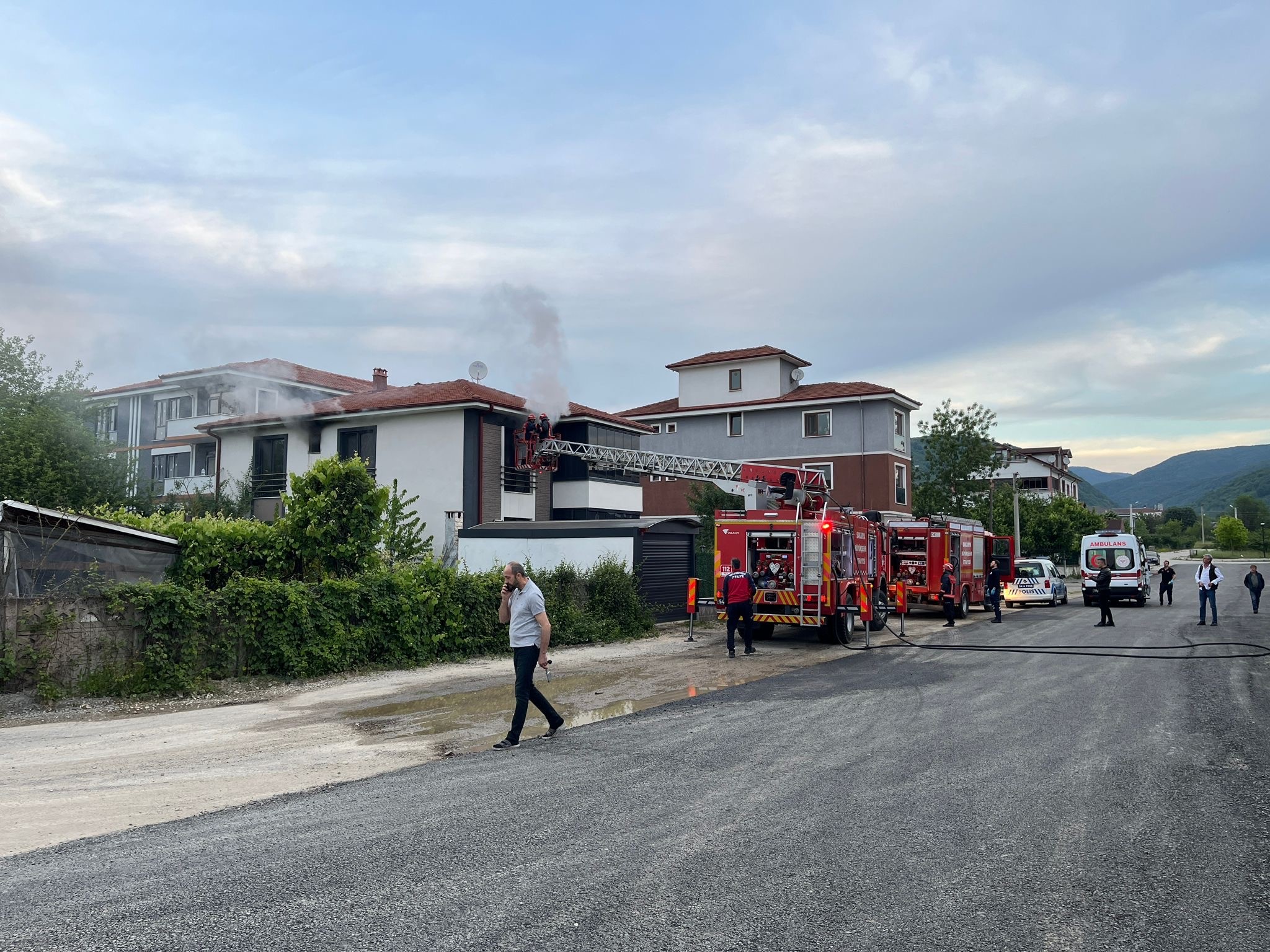 Sakarya’da 2 katlı evde yangın çıktı