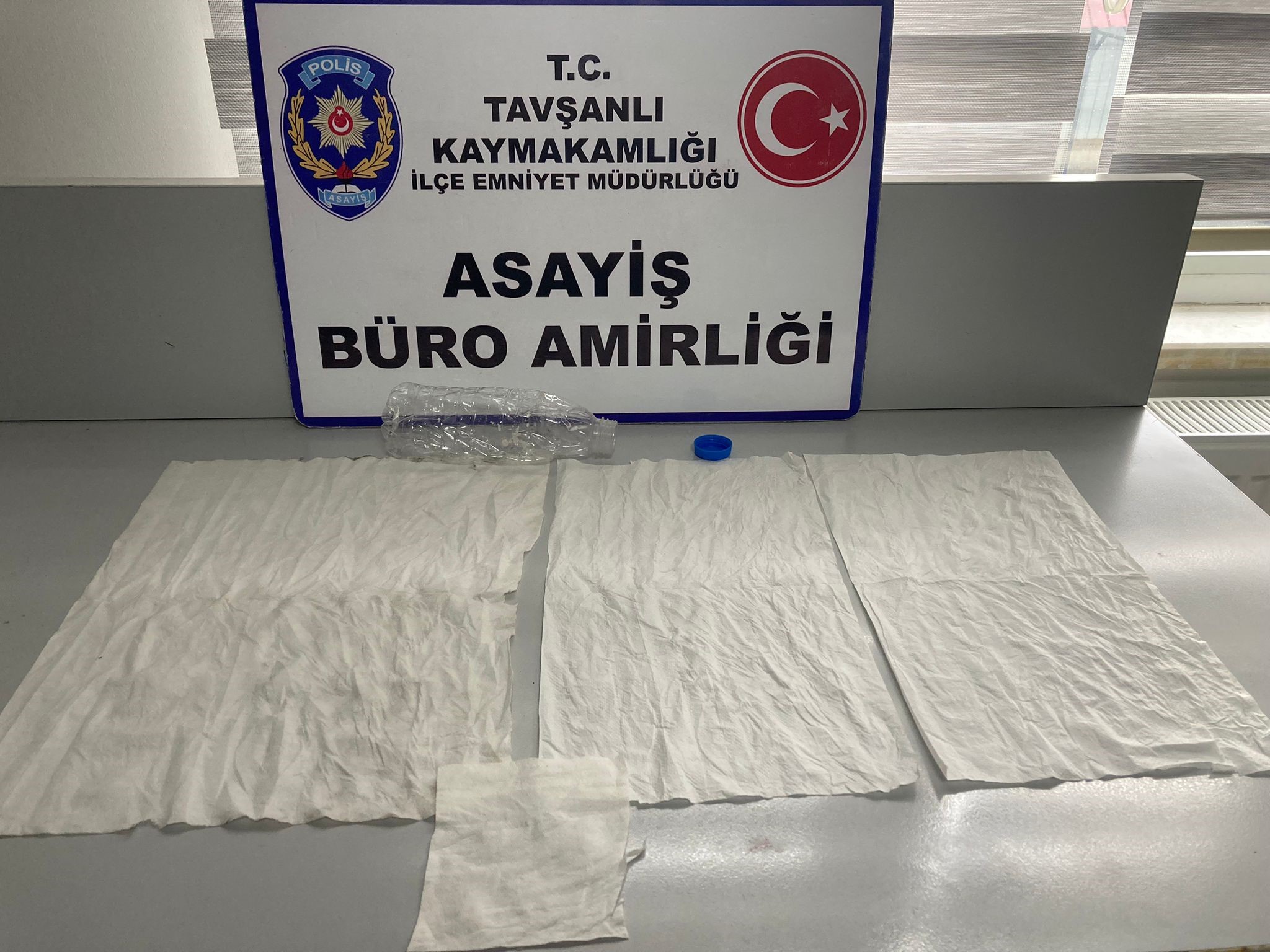 Aranan araçtan peçeteye emdirilmiş uyuşturucu çıktı