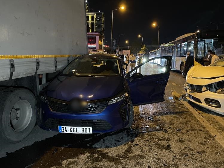 Küçükçekmece’de zincirleme trafik kazası: 2 yaralı