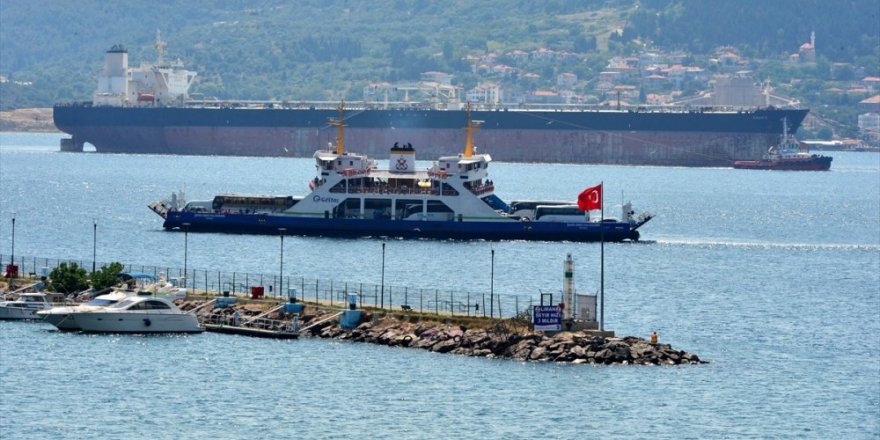 Bakıma götürülen tanker Çanakkale Boğazı'ndan geçirildi
