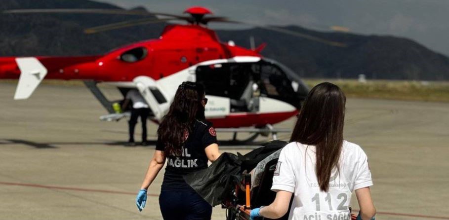 Yaşlı adam ambulans helikopter yetişti