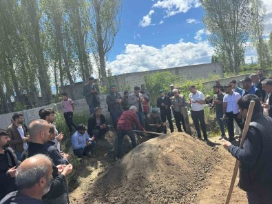 Eski nişanlısı tarafından katledilen Bahar, baba memleketi Iğdır’da gözyaşları içinde defnedildi