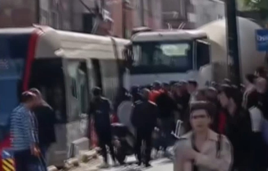 İstanbul'da beton mikseriyle tramvay çarpıştı