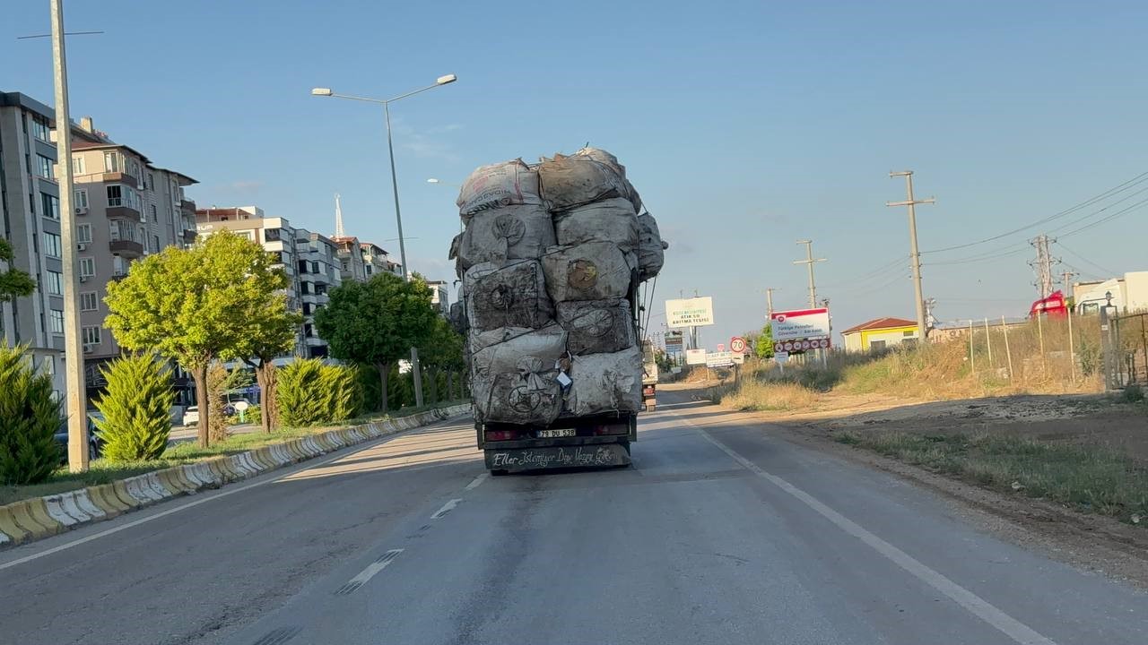 Kilis’te kamyonetlerin tehlikeli yolculuğu