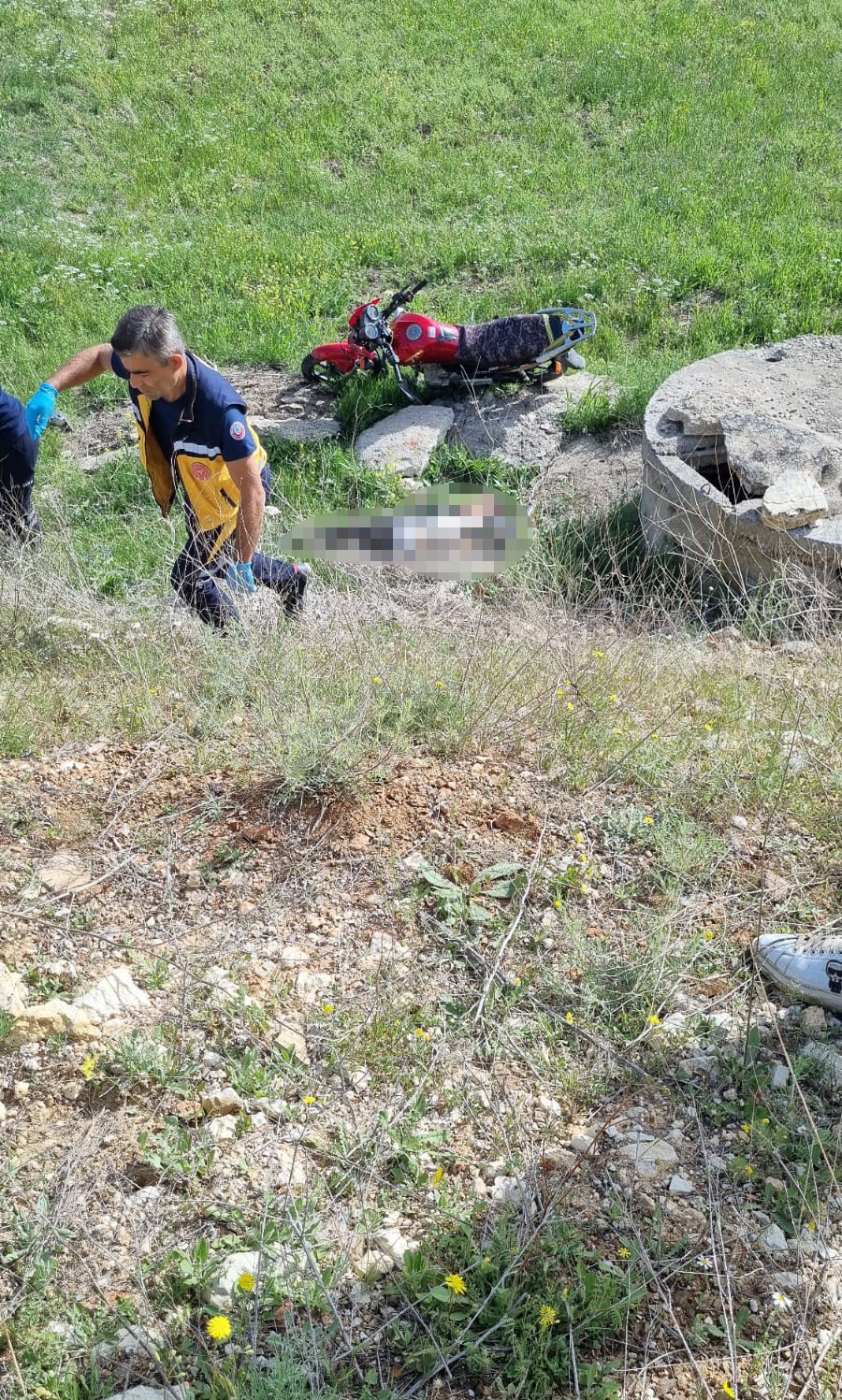 Isparta'da motosiklet şarampole uçtu