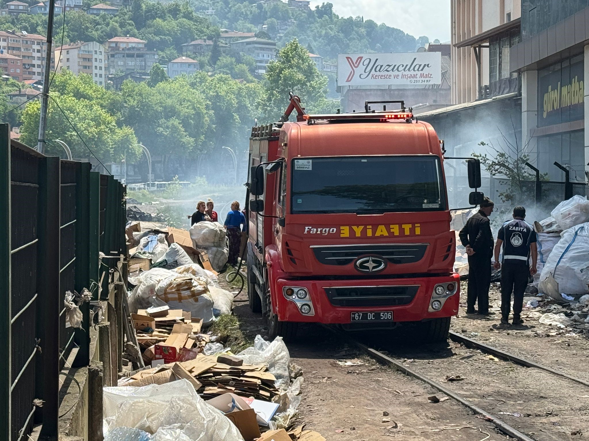 Zonguldak’ta yanan kartonlar ekipleri harekete geçirdi