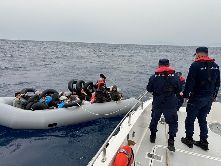 İzmir açıklarında onlarca kaçak göçmen yakalandı