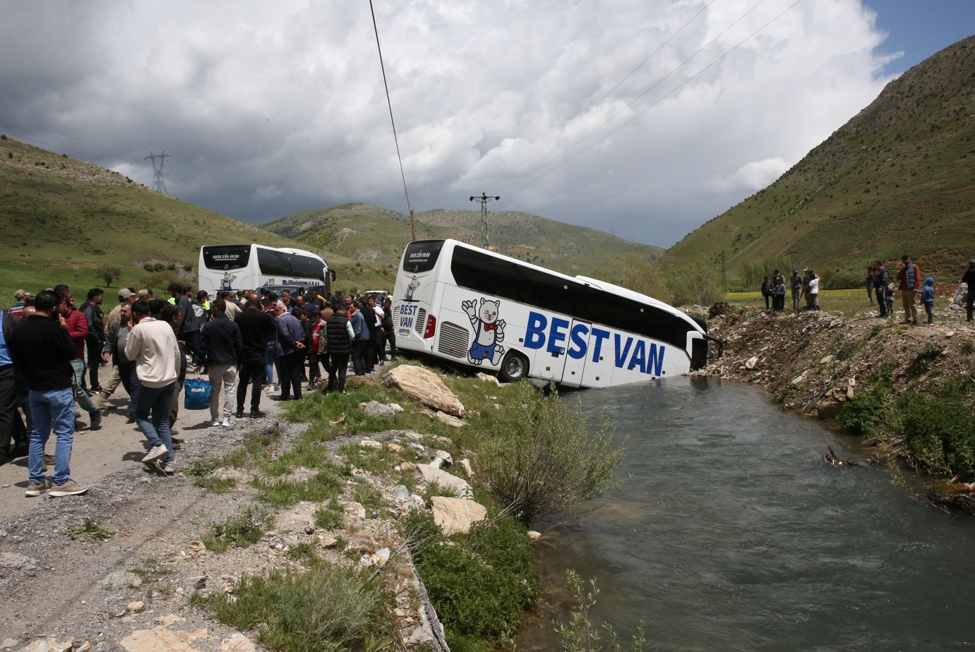 Otobüs dereye düştü: 7 yaralı