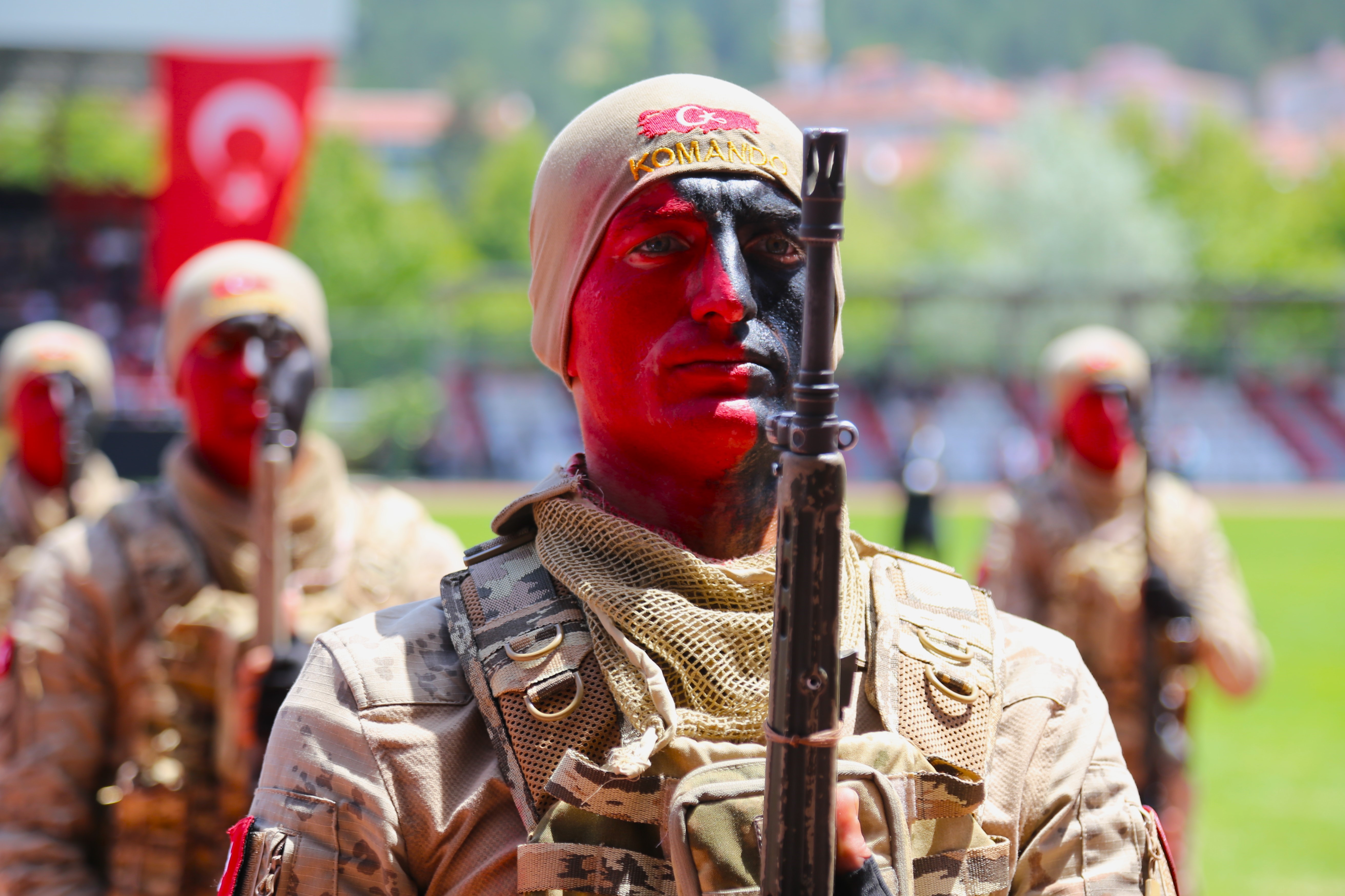 Komandolar 19 Mayıs coşkusunu harika bir gösteriyle yansıttı