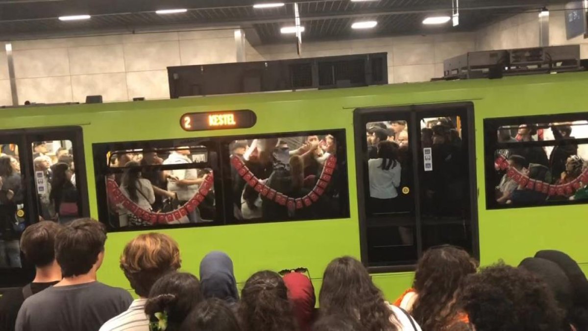 Metro vagonu boks ringini aratmadı