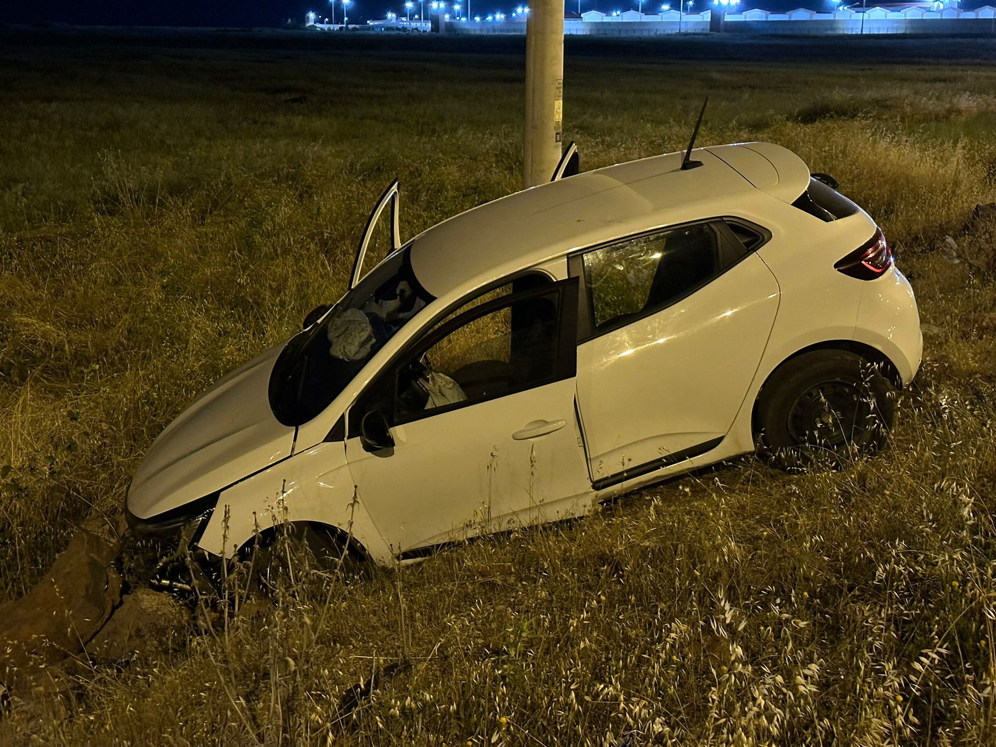 Sürücü direksiyon hakimiyetini kaybedince şarampole yuvarlandı: 3 yaralı