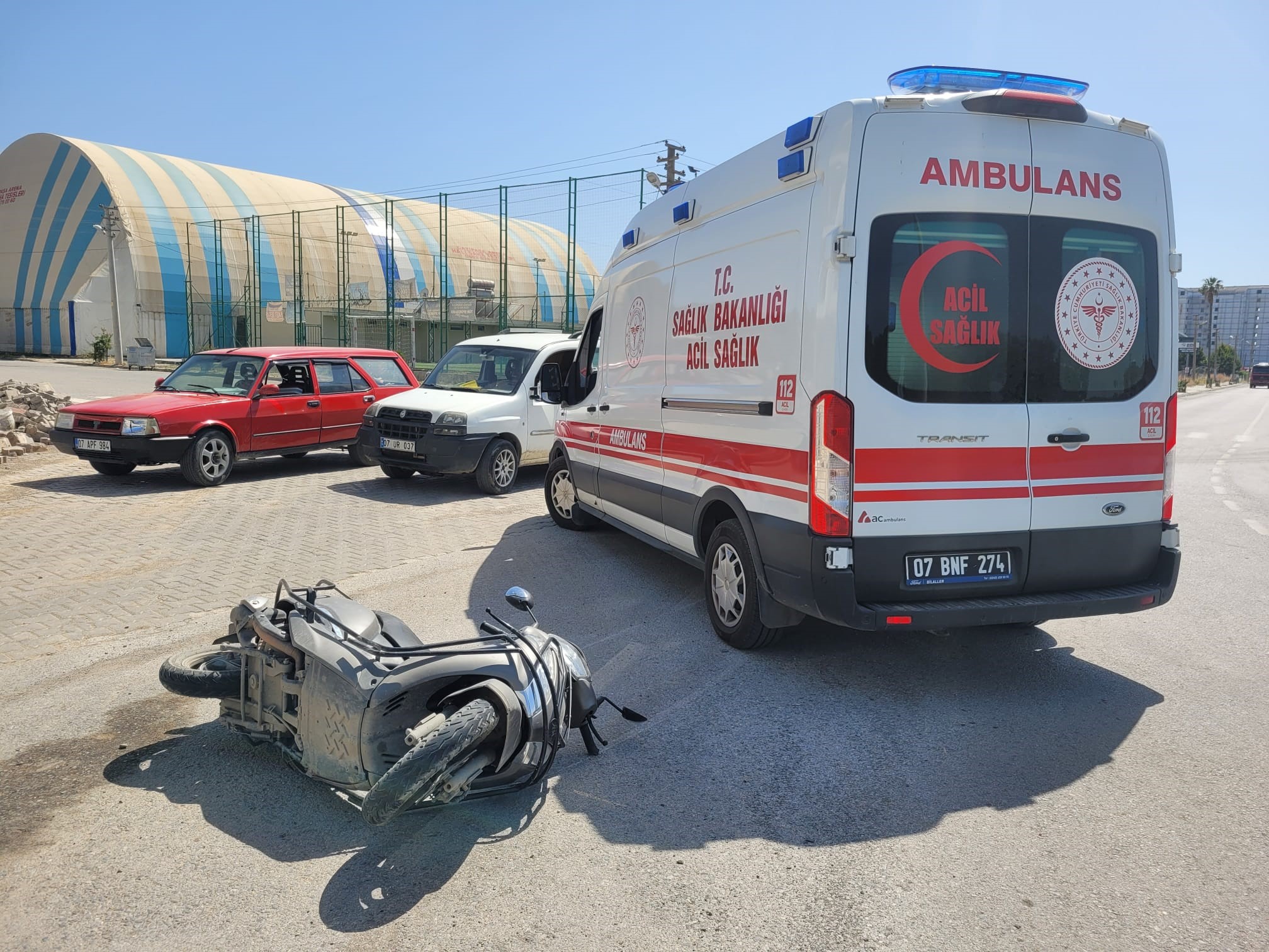 Antalya’da motosiklet ile otomobil çarpıştı
