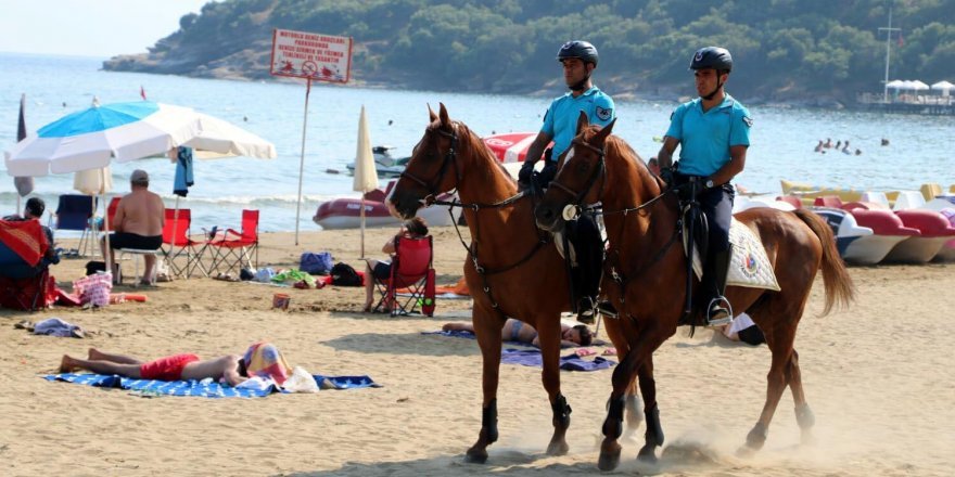 İzmir sahillerinde atlı denetim