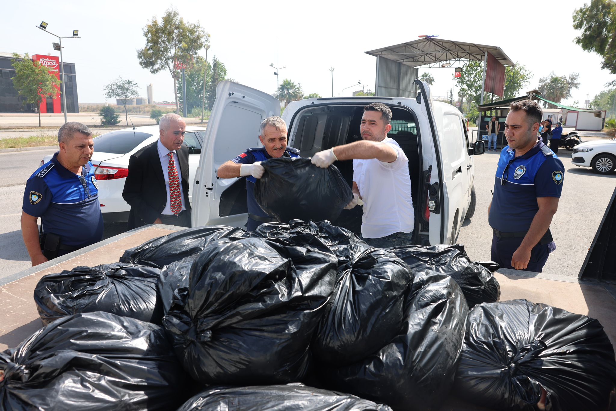 Mersin'de kilolarca kaçak et imha edildi