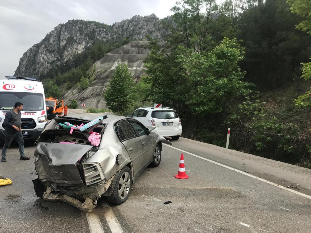 Bariyere çarpan araçtaki 4 aylık bebek yaşamını yitirdi