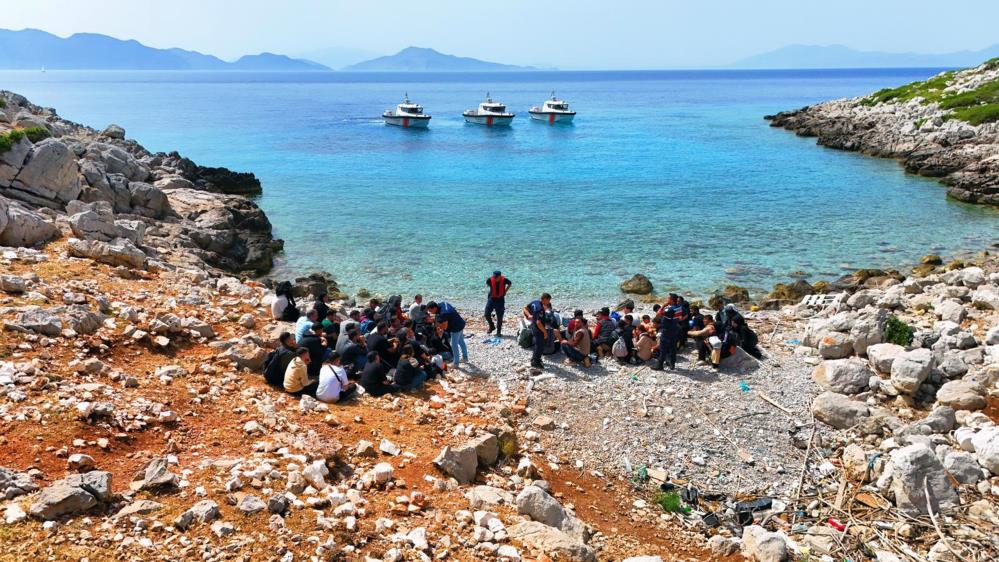 Göçmenleri Yunanistan diye ıssız koya bırakıp kaçtılar