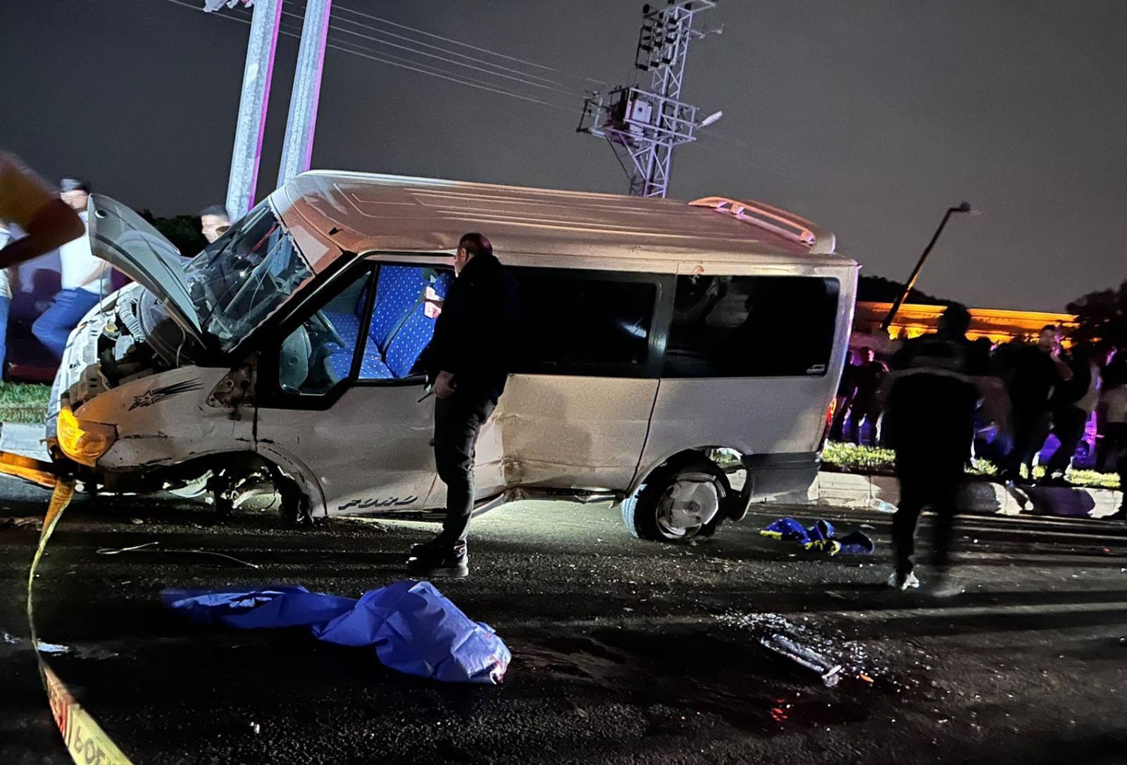 Minibüs sürücüsü kontrolü kaybedince refüje çarptı: 1 Ölü
