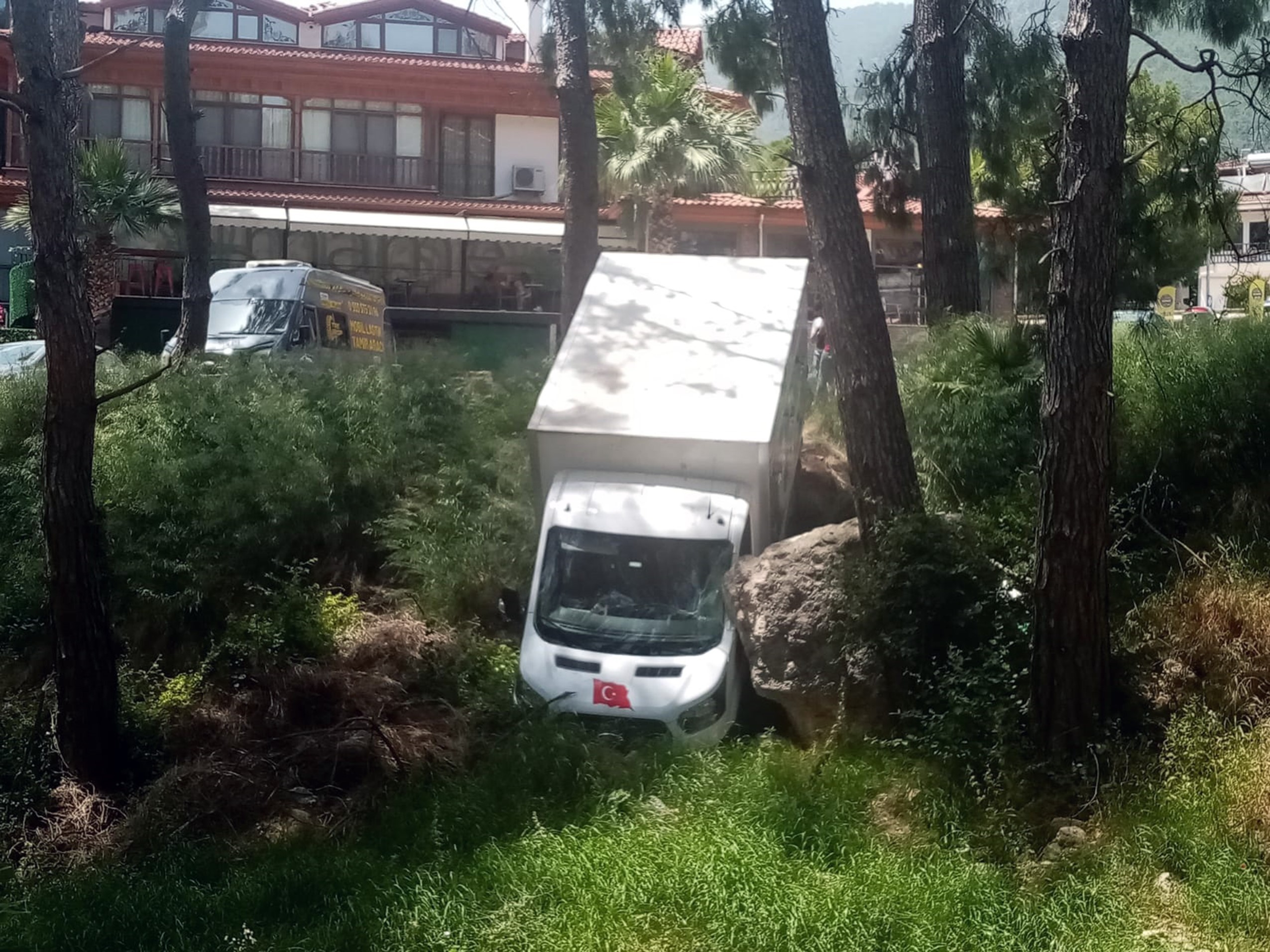 Yük indirmek için duran kamyonet ormanlık alana kaydı