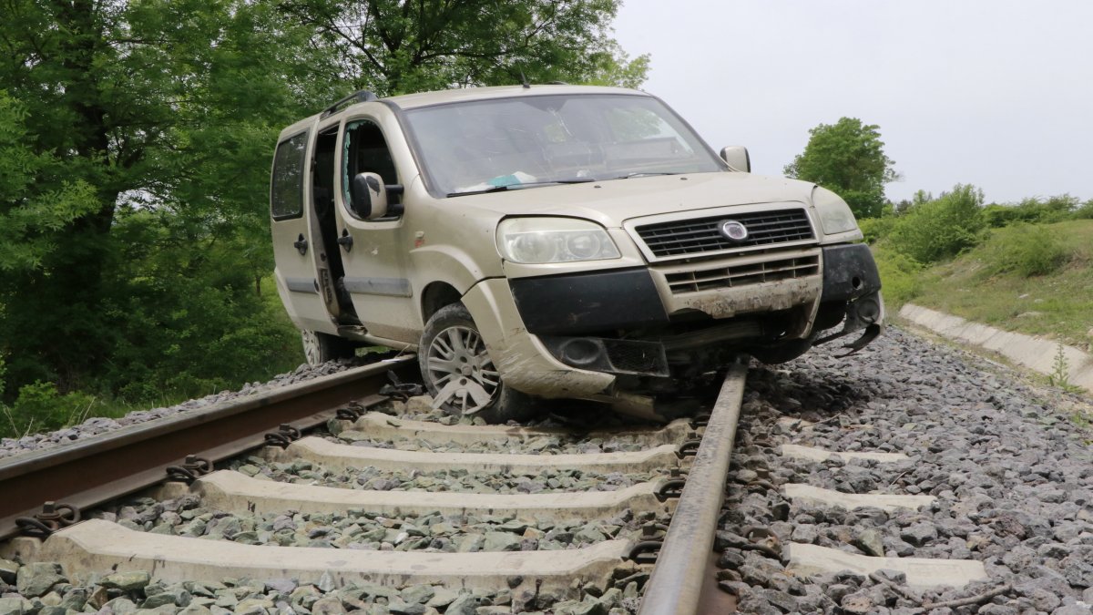 Samsun’da kontrolden çıkan araç tren raylarında asılı kaldı