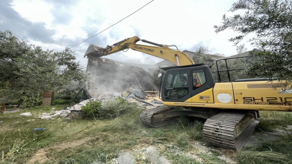 Çanakkale'de kaçak yapılar bir bir yıkılıyor