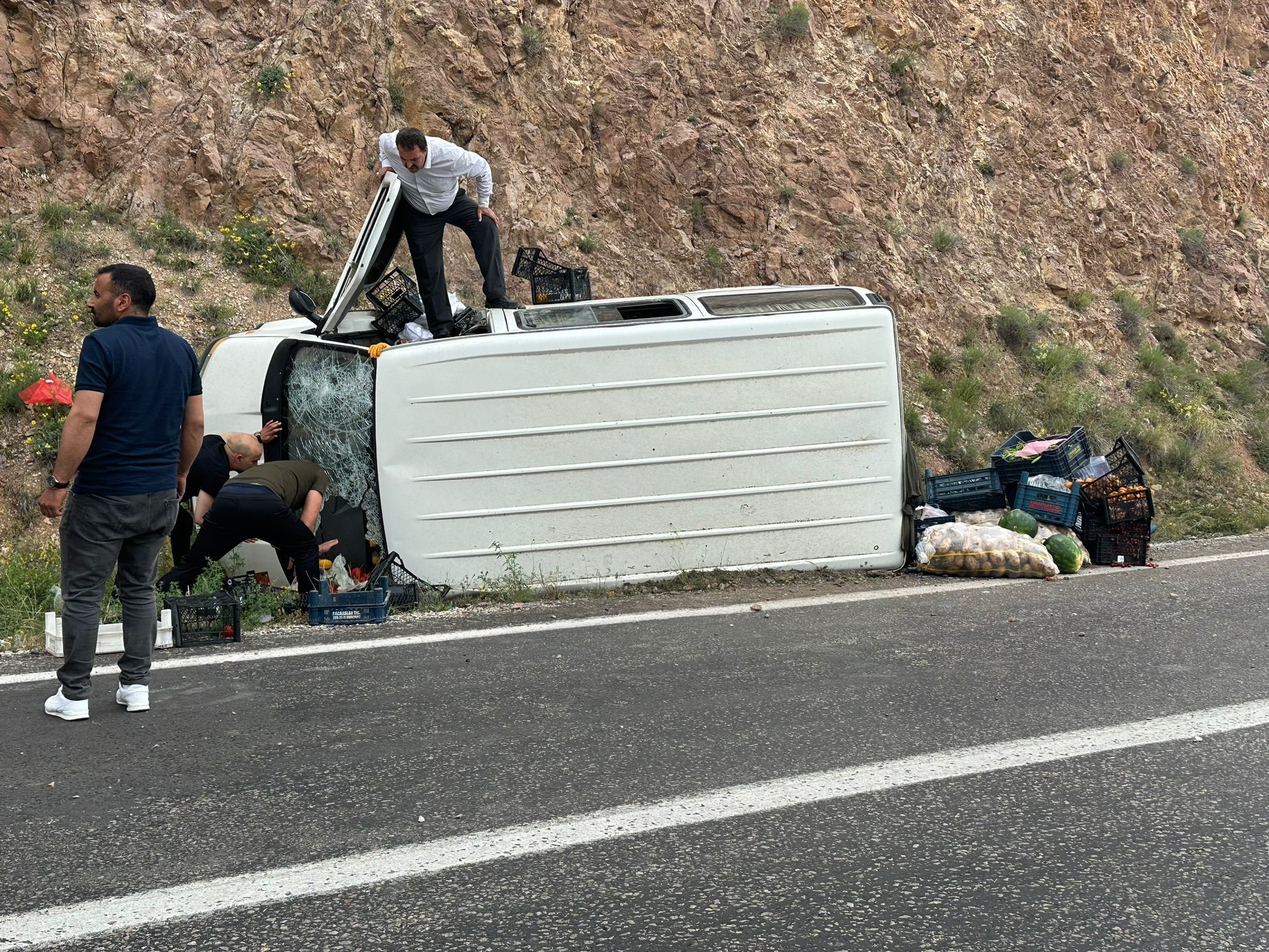Erzincan'da minibüs yan yattı: 1 yaralı