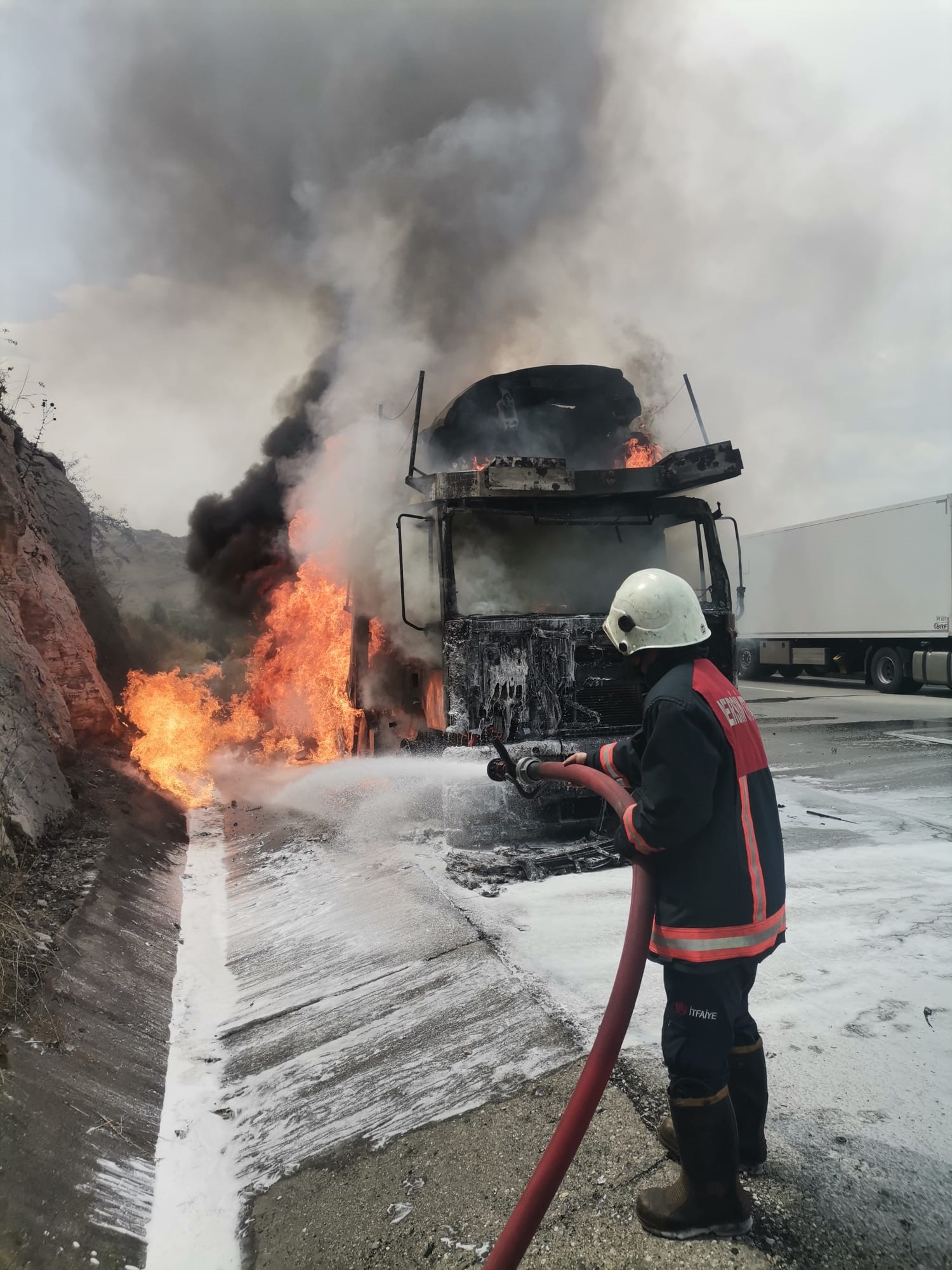 Tarsus'ta yanan tırda yüklü 7 sıfır araç yandı