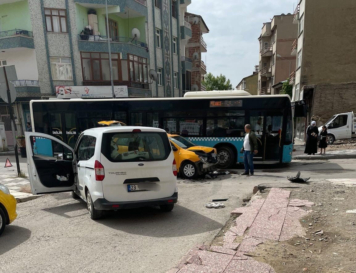 Elazığ'da taksi ve ticari araç çarpıştı