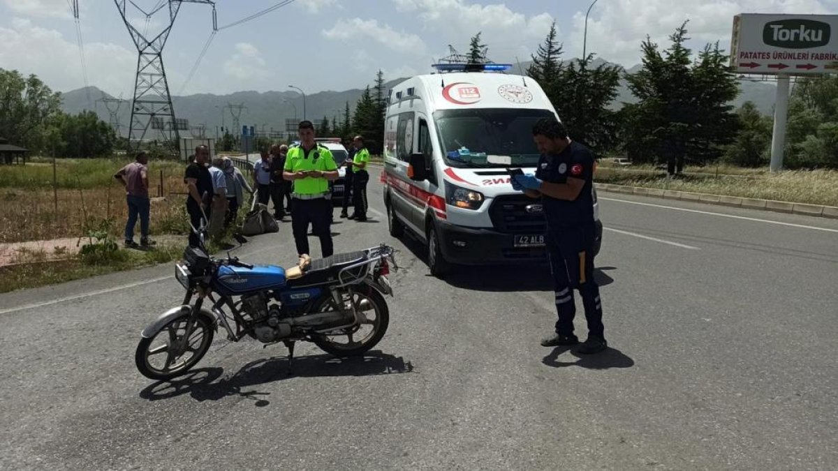 Konya'da motosiklet kontrolden çıkarak devrildi