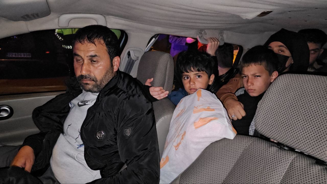 Bulgar plakalı araçta 14 kaçak göçmen yakalandı!