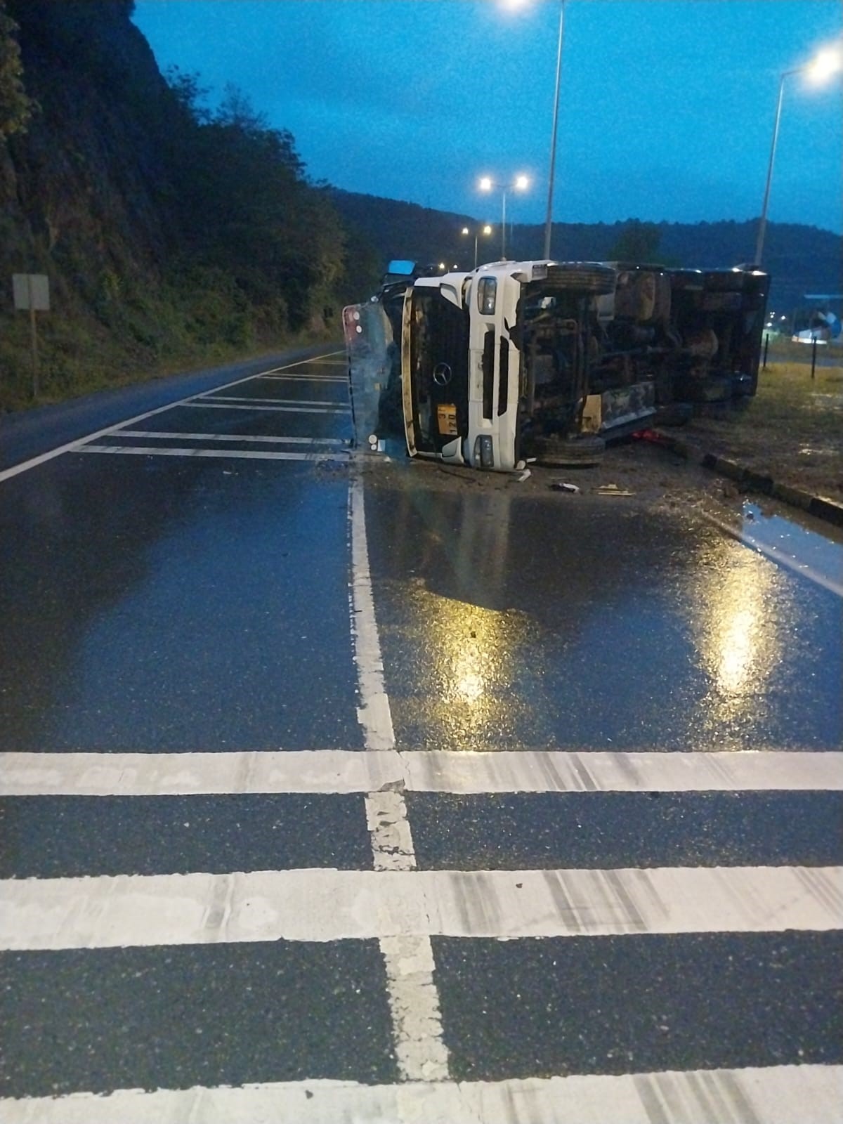 Tanker kontrolden çıkarak devrildi