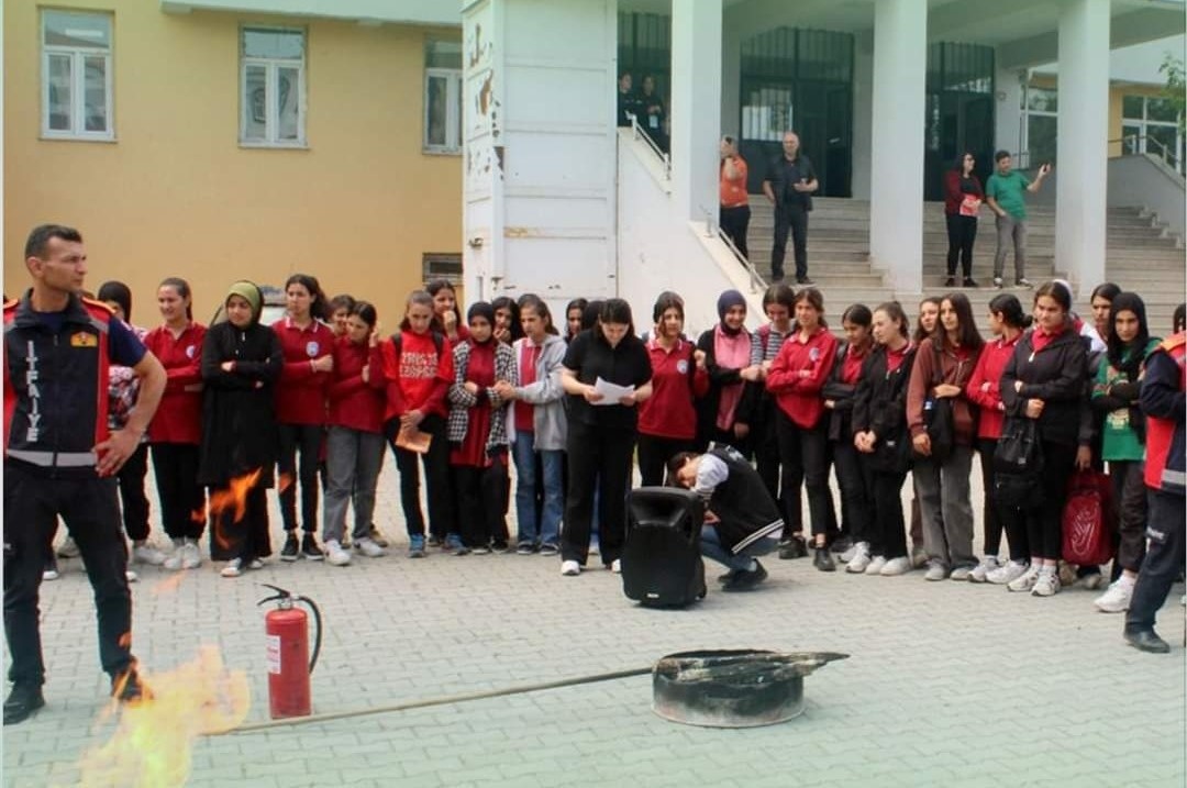 Iğdır'da öğrencilere yangın eğitimi verildi