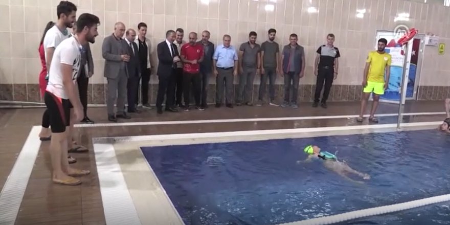 Yürüme engelini havuzda attığı kulaçlarla aştı