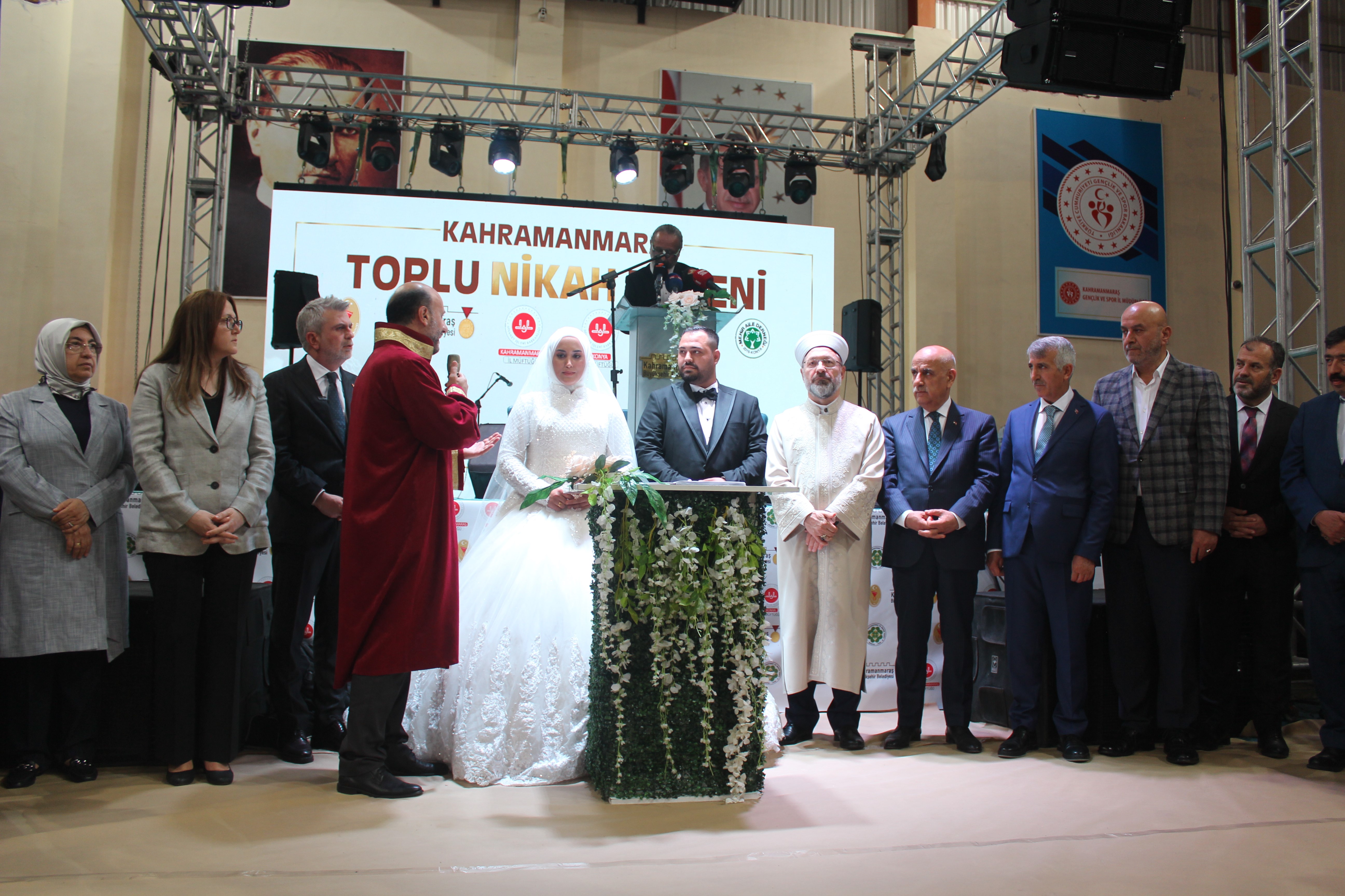 100 depremzede çifte toplu nikah kıyıldı