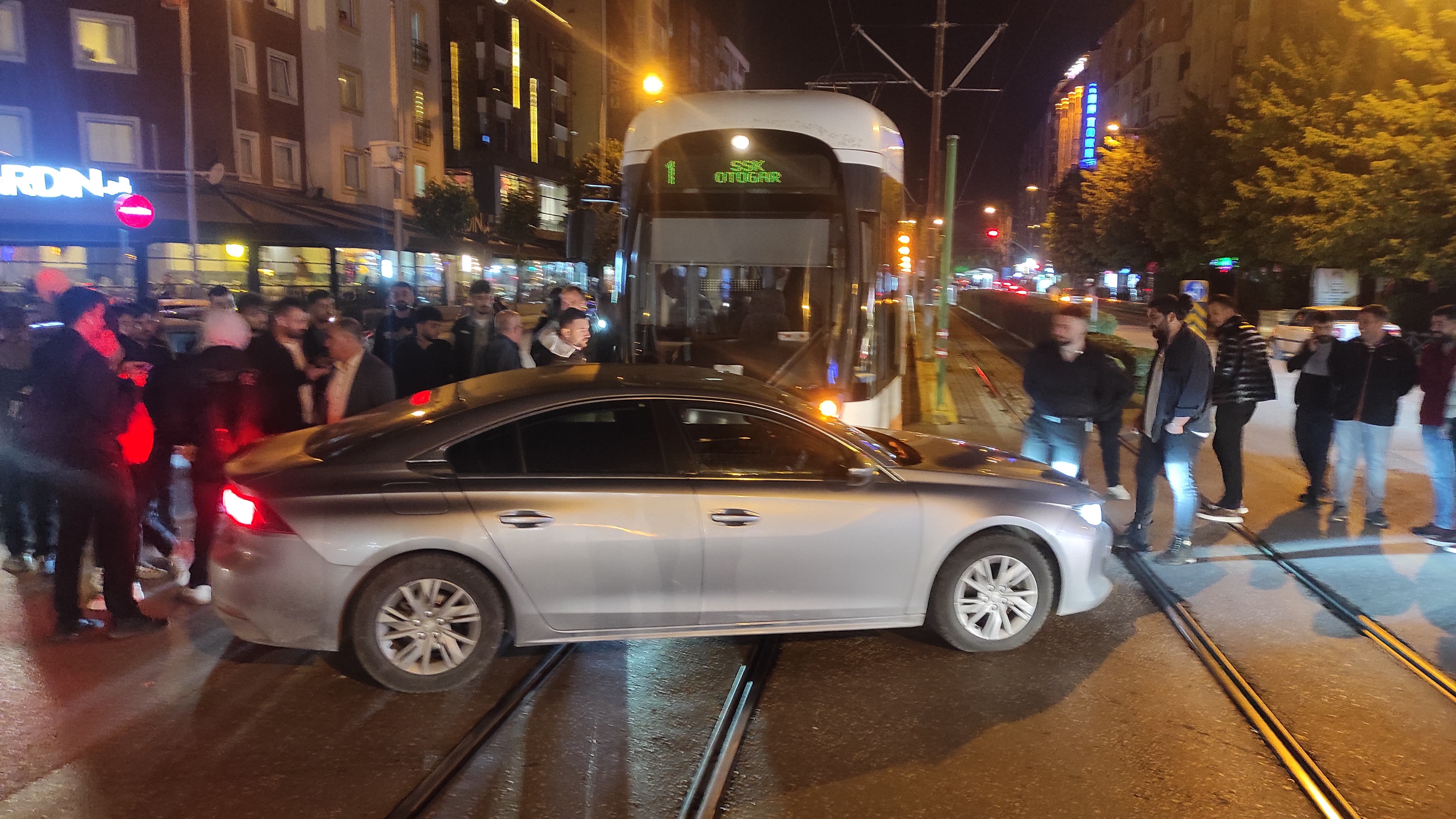 Eskişehir'de seyir halindeki tramvay dönüş yapan otomobile çarptı