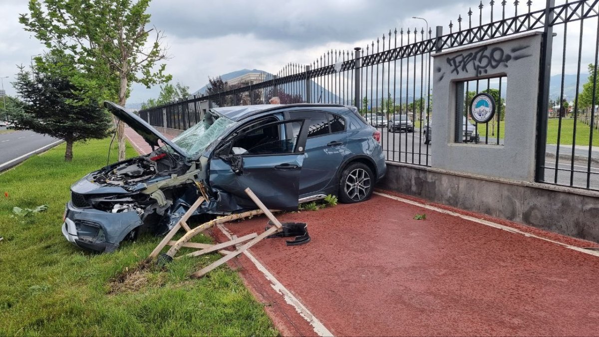 Kontrolden çıkan otomobil elektrik direğine vurarak yan yola savruldu