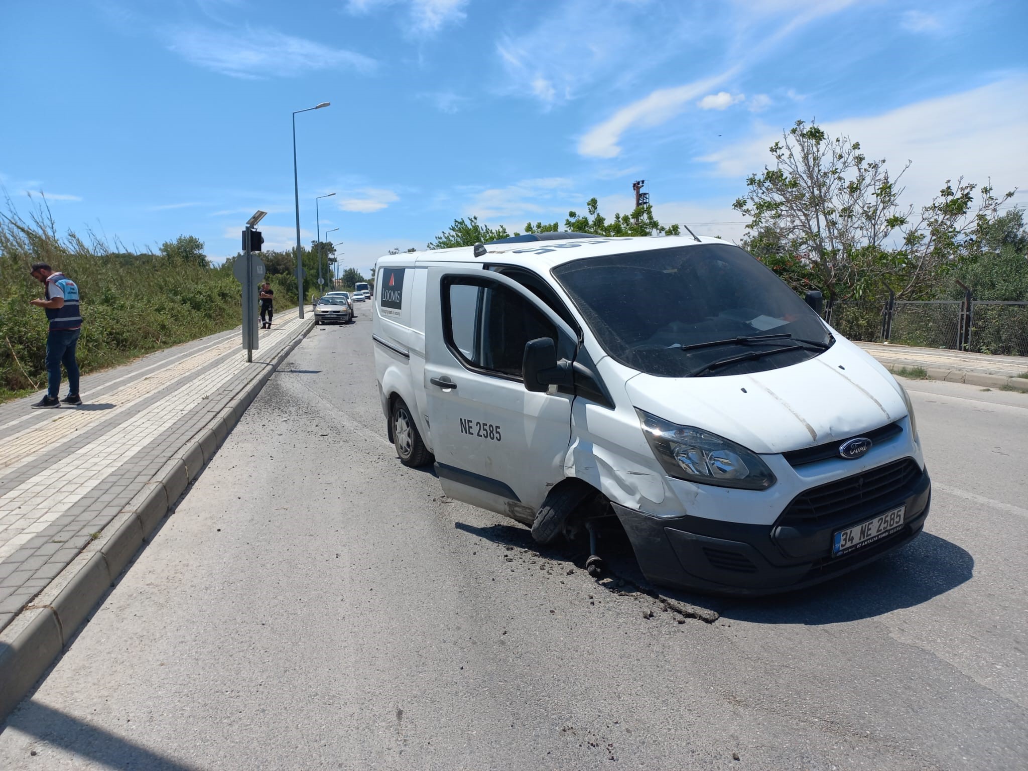 Antalya'da lastiği patlayan araç kaza geçirdi