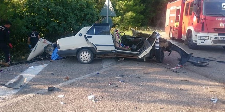 Antalya'da yolcu otobüsüyle otomobil çarpıştı: 2 ölü, 3 yaralı