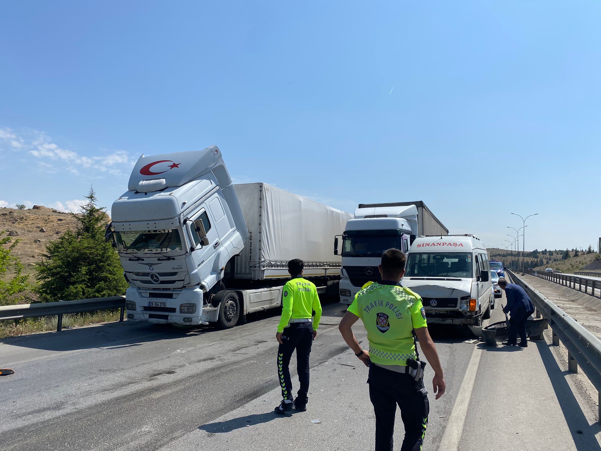 Minibüs sürücüsü direksiyon hakimiyetini kaybetti