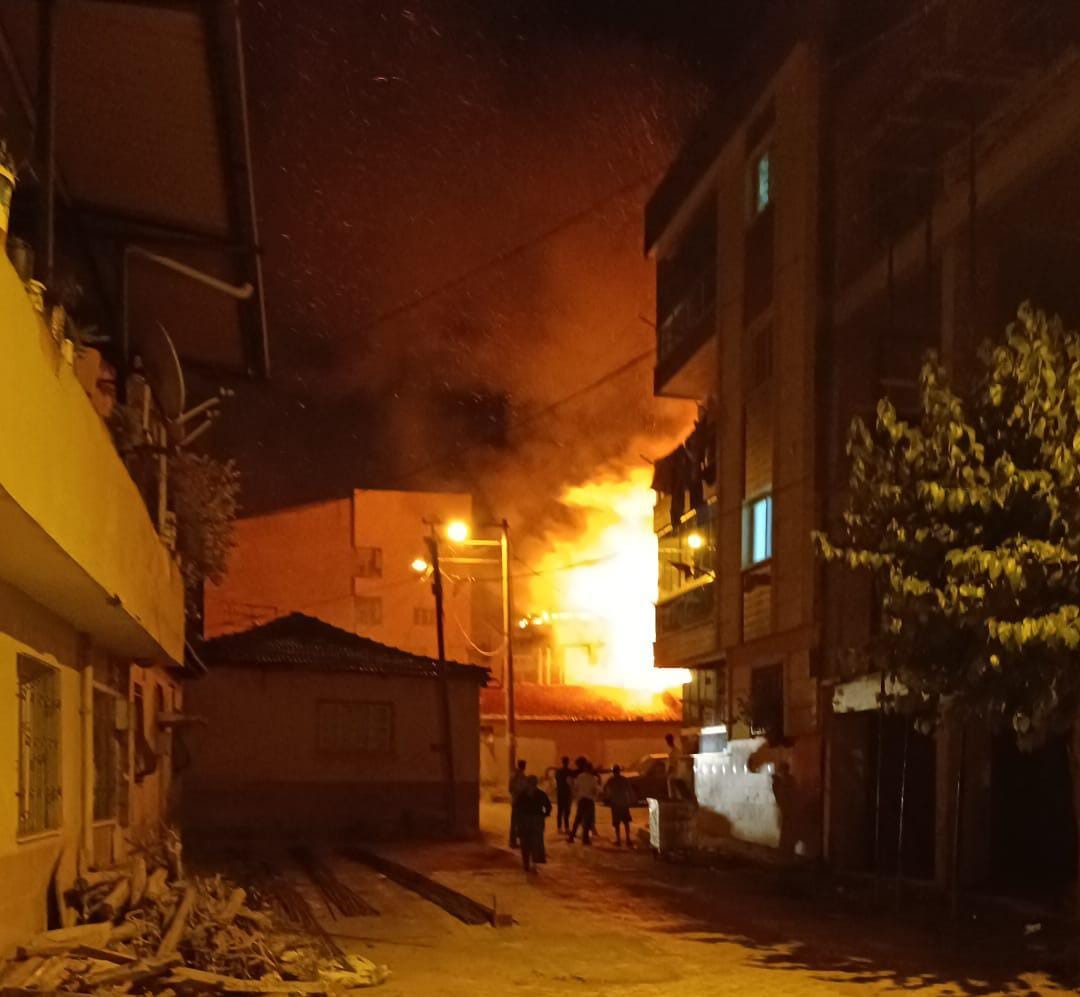 Manisa'da iki katlı ahşap binada yangın çıktı