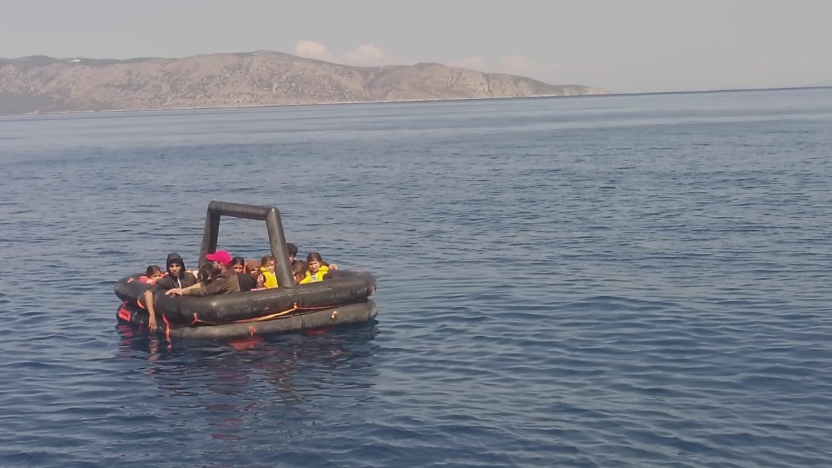 Sahil Güvenlik ekipleri onalrcaa kaçak göçmeni ölümden kurtardı