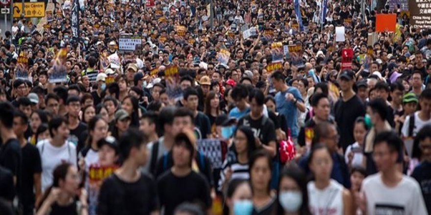 Hong Kong'da binlerce gösterici iade yasasının iptali için toplandı