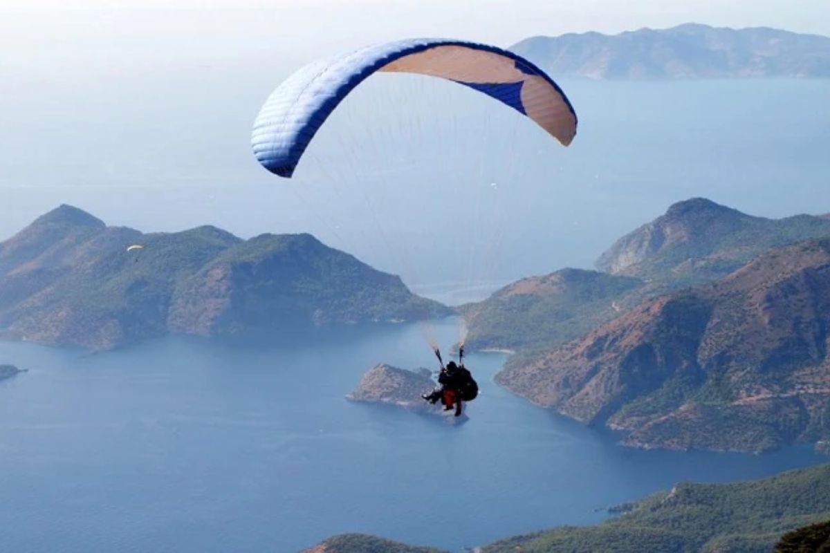 Paraşütler birbirine dolandı! Yere çakıldı