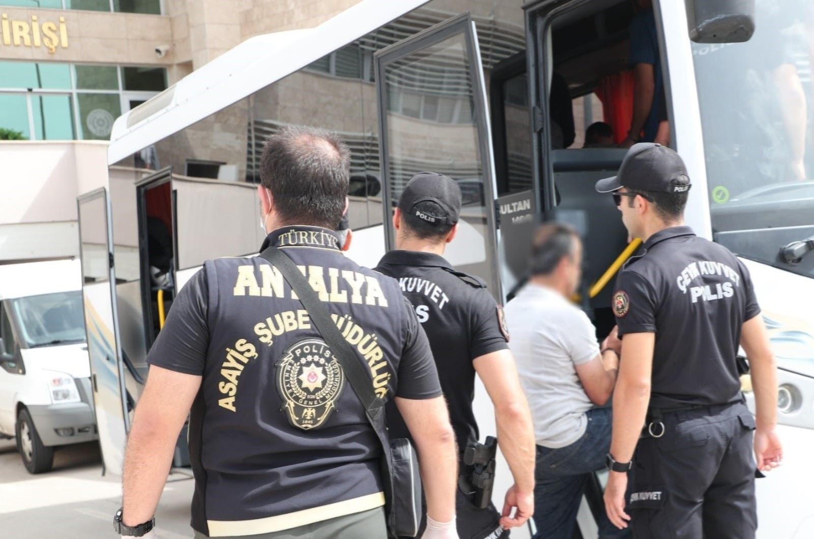 Antalya’da aranan kesinleşmiş cezası bulunan 153 zanlı yakalandı
