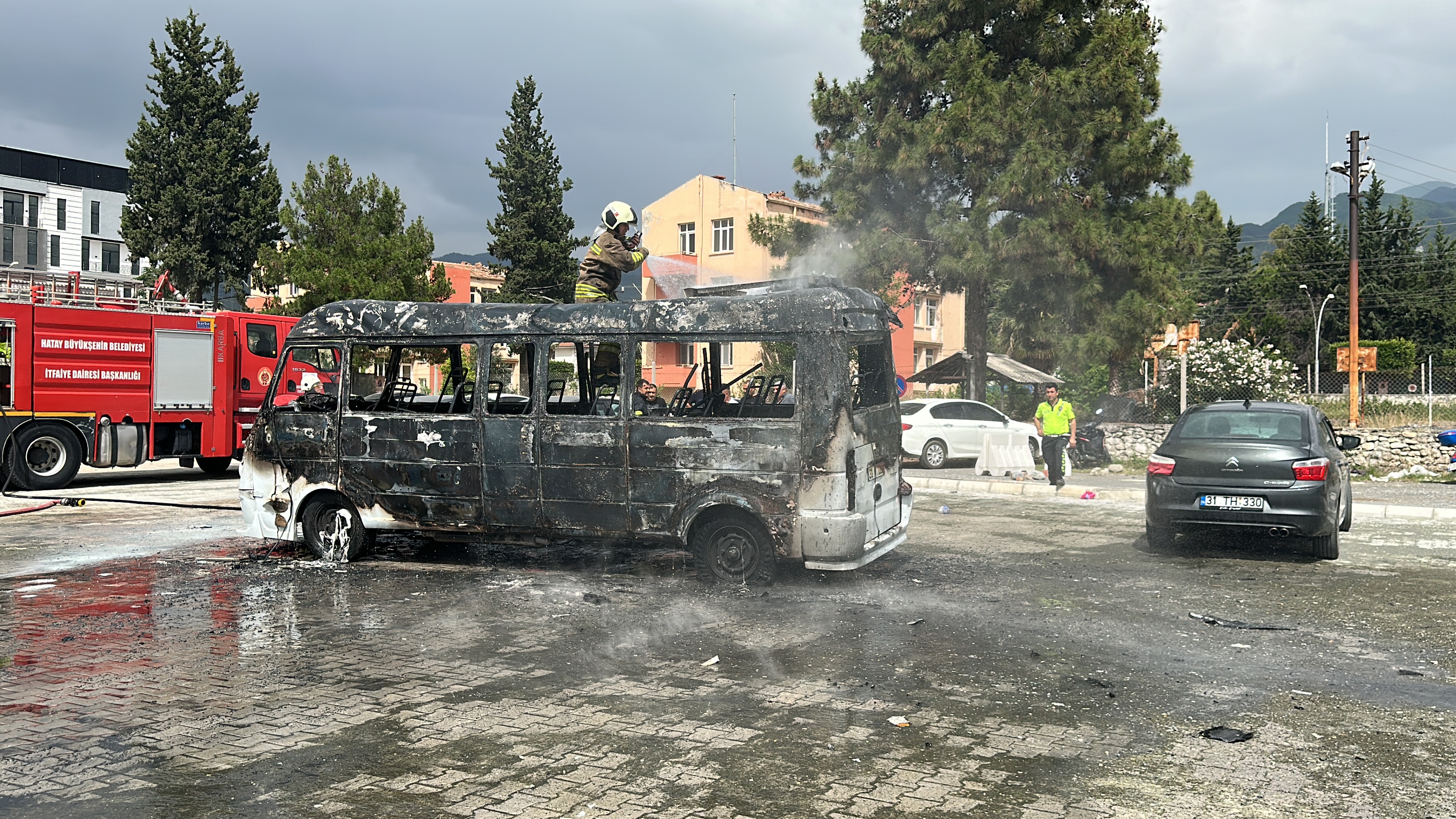 Yanan minibüs küle döndü