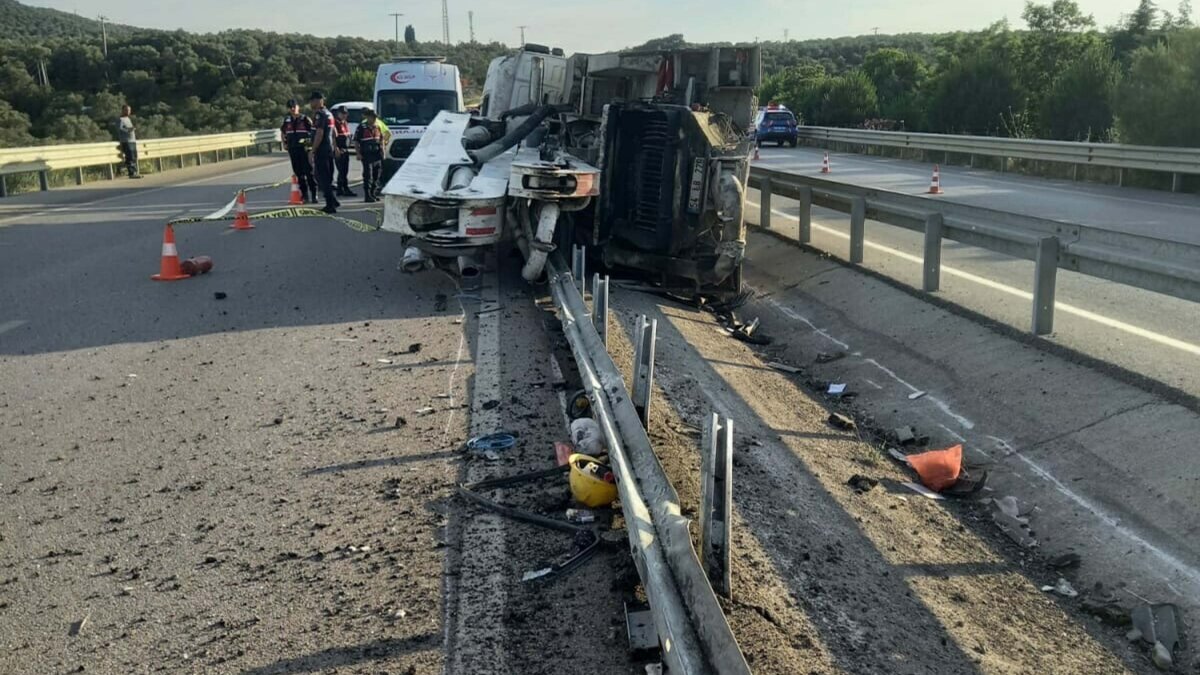 Burhaniye'de kontrolden çıkan beton aracı bariyerlere devrildi: 1 ölü, 1 yaralı