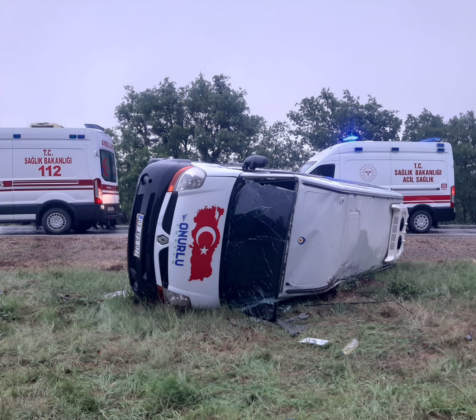 Afyonkarahisar'da minibüs devrildi: 14 yaralı